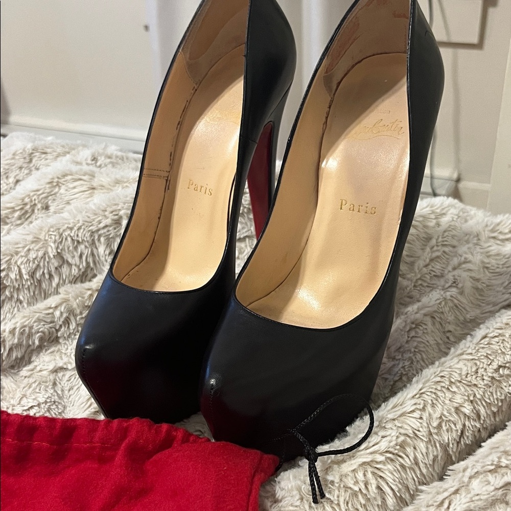 Christian Louboutin Size 38 Daffodil Closed Toe